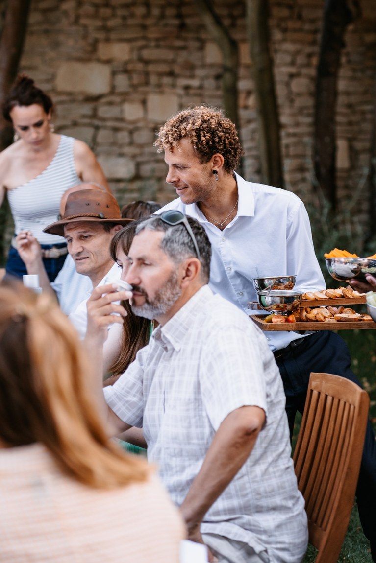 Convives dégustant ensemble autour d'une table dans un jardin